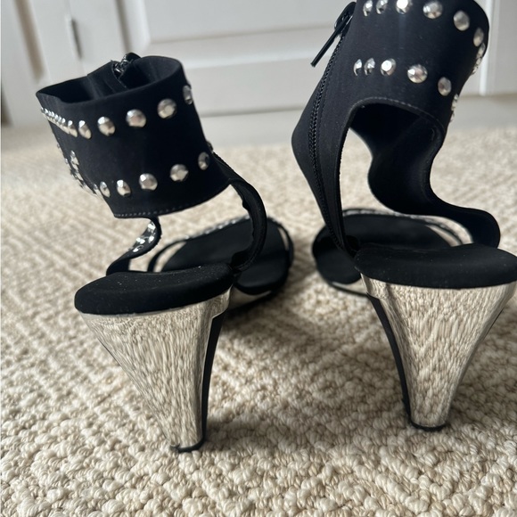 Stunning Onex Black and Silver Shoes (size 8) - Picture 3 of 6